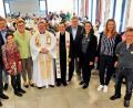 Bild: hai
Der Vorsitzende des Dorfgemeinschaftsvereins, Bernhard Walter, Architektin Eva von Chamier, die Vorsitzende des Arbeitskreises Dorferneuerung Plössen, Simone Walter, Bürgermeister Manfred Porsch, die Pfarrer Hartmut Klausfelder und Sven Grillmeier, Europaabgeordnete Monika Hohlmeier, Landtagsabgeordnete Gudrun Brendel-Fischer sowie Gerald Riedel und Lothar Winkler vom Bamberger Amt für Ländliche Entwicklung (von rechts) freuen sich über das gelungene Dorfgemeinschaftshaus.
