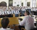 Bild: Petra Hartl
Das 73. Ausbildungsseminar mit 155 Polizeianwärtern war zur Beginn der zweieinhalbjährigen Ausbildung ins Rathaus gekommen. Dort richteten am Podium Bürgermeister Michael Göth (Mitte), Abteilungschef Ludwig Härtl (links) und Seminarleiter Thomas Scherer Worte an die Uniformträger.