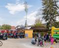 Bild: u
Seit nahezu 40 Jahren eröffnet die Freiwillige Feuerwehr am 1. Mai die Hirschauer Festl-Saison. Dank des guten Wetters gab es ab dem späten Vormittag bis in die Abendstunden wieder einen großen Gästeandrang im Feuerwehrhof. Entsprechend groß war die Nachfrage nach Speisen und Getränken. Die Kinder tummelten sich auf dem weißen Quarzsandberg (r.) oder sprangen nach Herzenslust in der Hüpfburg.