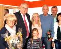Bild: R. Kreuzer
Martin Mahl (Dritter von rechts) lässt sich feiern von (von links) Ella Voit, Lothar Höher, Maria Mahl, Hans Jürgen Gmeiner und Heike Gmeiner.