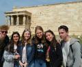 Bild: Madlen Raub/exb
Sie reisten im Auftrag ihrer Schule nach Athen (von links): Simon Weinfurtner, Dora Kezer, Celina Fink, Natalia Matula, Marlene Dömel und Michael Ehrnsperger. Im Hintergrund ist die Akropolis zu sehen.