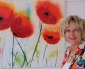 Bild: do
Künstlerin Irene Ehemann vor ihrem Lieblingsmotiv, der Mohnblume.