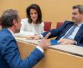Bild: Peter Kneffel/dpa
Thorsten Glauber (Freie Wähler), Staatsminister für Umwelt und Verbraucherschutz, Michaela Kaniber (CSU), Staatsministerin für Ernährung, Landwirtschaft und Forsten, und Markus Söder (CSU), Ministerpräsident von Bayern, unterhalten sich im Plenarsaal vor Beginn der Sitzung des bayerischen Landtags. Hauptthema ist der Artenschutz.