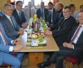 Bild: jr
Staatsminister Florian Herrmann (Zweiter von rechts) in der Gaststätte der Stadthalle Waldsassen, wo der EU-Osterweiterung vor 15 Jahren gedacht wurde.