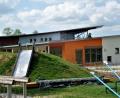 Bild: jml
Klare Linien, große Fenster, ein etwas niedrigeres Dach. Die neue Kinderkrippe gliedert sich harmonisch an den seit 20 Jahren bestehenden Kindergarten Arche Noach an.