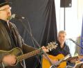 Bild: fsb
„D’Sau laoue heit niad aas“, sagt Liedermacher Hubert Treml (links). Er spielt mit Gitarrist Robert Prill im Flossenbürger Museuscafé eher ein nachdenklich stimmenden Konzert.