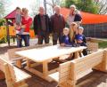 Bild: bkr
Auch die fünfte Gruppe des Kindergartens hat jetzt einen Platz für eine Brotzeit. Wilhelm König und Albert Melzner (Dritter und Vierter von links) überraschen die Erzieherinnen Michaela Pühl, Nadja Kröniger und Isabel Striegl (von links) mit einer Sitzgruppe.