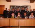 Bild: sne
Bürgermeister Edgar Knobloch (stehend von links), Kreisbrandmeister Gerald Wölfl, die Geehrten Reinhard Müller, Josef Schönberger, Klaus Plößner, Konrad Palecki mit ihren Frauen, Kreisbrandrat Marco Saller, Kreisbrandinspektor Wolfgang Schwarz und Landrat Andreas Meier freuen sich über die Ehrung zur 40-jährigen Mitgliedschaft in der Freiwilligen Feuerwwehr.
