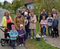 Bild: rkp
Die Verantwortlichen des GOV Thanstein mit den Familien Meixensperger und Niebauer sowie den Buben und Mädchen, die Pflanzgut für die Kinderaktion erhalten haben.