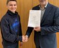 Bild: Irene Grünauer /exb
Schulleiter Karl Bösl (rechts) gratuliert dem Gewinner Noah Bauch, Klasse 9b, und überreicht die Urkunde.