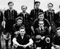 Repro: rwi
Die Gründungsmannschaft des 1. FC Rieden beim Eröffnungsspiel gegen den SC Germania Amberg am 23. August 1953: (hinten von links) Paul Gumprich (Trainer), Josef Wolf, Alois Ferber, Kurt Müller, Fritz Schweiger, Hermann Schötz, Fritz Brandl (Vorsitzender); (mittlere Reihe von links) Richard Seibert, Alfred Hauser, Konrad Ibler sowie (vorne von links) Richard Scherer, Adolf Graf, Christian Schneider.