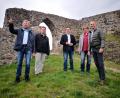 Bild: exb
Der Landtagsabgeordnete Tobias Gotthardt (Mitte) besichtigte mit (von links) zweitem Bürgermeister Hermann Schraml, Stadtrat Markus Lehner, Andreas Prechtl (2. Vorsitzender Freie Wähler Kemnath) und Kreis- und Stadtrat Ely Eibisch.
