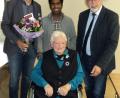 Bild: ksi
Thekla Ritz (vorne) feierte ihren 90. Geburtstag. Ihr gratulierten (von links) Heimleiter Stefan Leitner, Pfarrvikar Joseph Kokkoth und Bürgermeister Manfred Rodde.