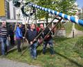 Bild: wro
Beim Maibaumaufstellen im Senioren Servicehaus halfen die starken Fuchsmühler.