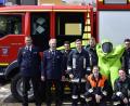 Bild: ohr
Thomas Rimgaila und Manfred Lehmer (von links) leiteten mit Unterstützung des Kommandanten der Feuerwehr Stulln und Michael Altrichter (rechts) die zweitägige Weiterbildung zum sicheren Einsatz des Chemikalienschutzanzuges für neun Aktive der Wehren Schmidgaden, Stulln und Trisching.