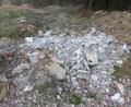 Bild: exb
Diesen Bauschutt entsorgte ein Unbekannter im Gemeindewald Hasenbühl.