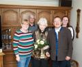 Bild: njn
Bürgermeister Hans Donko (Zweiter von rechts) mit der Jubilarin Else Klein (Dritte von links). Mit auf dem Bild (von links) Schwiegertochter Barbara, Sohn Detlef und Enkelin Marion.