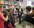 Bild: weu
Nachdem Heike Hagl den Grundschülern einen Abriss über den Sinn des Lesens gegeben hatte, überreichte sie jedem Schüler ein Exemplar des Kinderromans „Der geheime Kontinent“.