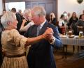Bild: Lino Mirgeler
Der britische Thronfolger Prinz Charles nimmt an einem Seniorentanz im Hofbräuhaus teil.