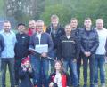 Bild: hl
Zum Dank für die Brotzeit für die „Erste“ des SV Waldeck überreicht Stefan Kuchenreuther (links) mit den Vorstandsmitgliedern Uwe Kade (Sechster von rechts) und Benjamin Kuchenreuther (rechts) ein Bild und einen Regenschirm an Bürgermeister Werner Nickl (Sechster von links).