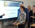 Bild: Kunz
Die Leiterin der Regionalbibliothek Sabine Guhl (Zweite von links) und Pro Libris-Chef Stefan Kunnert (links) stellen den Mitgliedern das neue Smartport vor.