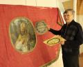 Bild: mp
Der heilige Bonifatius steht im Zentrum der prächtigen Standarte des "Bräuer-Vereins zu Neunburg". Der Fotodruck, den Museumsleiter Theo Männer daneben hält zeigt die Rückseite. Im Schwarzachtaler Heimatmuseum wird die neue Sonderausstellung "Kirchliche Fahnen" vorbereitet.