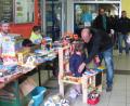 Bild: sei
Sogar ein gut bestückten Kaufladen gibt es beim Schülerflohmarkt in der Aula.