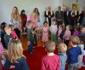 Bild: jr
Den kirchlichen Segen erhielten jetzt die neuen Räume für die fünfte Kinderhausgruppe im Kinderhaus „Die kleinen Hankerler". Mit dabei waren die zwanzig Kinder und ihre Betreuerinnen, sowie im Hintergrund die Ehrengäste mit (von links) Kinderhausleiterin Sigrid Eger, Stadtpfarrer Anton Witt, Bürgermeister Roland Grillmeier, Architekt Michael Lang-Scharli und Pfarrer Martin Schlenk.