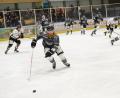 Bild: brü
Andreas Hampl (links vorne) braucht keine Play-offs, um sich nicht zu rasieren. Der rote Bart ist sein Markenzeichen und mittlerweile in der kompletten Eishockey-Landesliga bekannt. Der 27-jährige Allrounder verlängerte nun seinen Vertrag beim ERSC Amberg und geht in seine fünfte Saison für die Löwen.