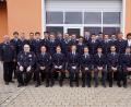 Bild: bkr
Die Feuerwehr Zinst war Gastgeber für den dreitägigen Sprechfunklehrgang. Alle 24 Teilnehmer haben ihn bestanden. Dazu gratulieren Bürgermeister Günter Kopp, die Kreisbrandinspektoren Stefan Gleißner (von rechts) und Otto Braunreuther (links) sowie Kreisbrandmeister Dieter Höfer (sitzend links).