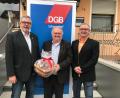 Bild: exb
Ortskartellvorsitzender Thomas Hiltl (links) und Kreisverbandsvorsitzender Wolfgang Kurzendorfer (rechts) würdigten die Leistungen von Helmut Fiedler, dem DGB-Abteilungsleiter für grenzüberschreitende Beziehungen, und verabschiedeten ihn aus dem Dienst.