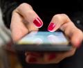 Bild: Sebastian Gollnow/dpa
Ständig am Handy. Im Schnitt greift ein 20-Jähriger am Tag 268 Mal zum Smartphone, sagt Neurologe Dr. Volker Busch von der Uni Regensburg.