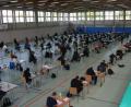 Bild: wro
Aus der Dreifach-Turnhalle am BSZ ist ein Prüfungsort geworden. Oberstudiendirektor und Schulleiter Dr. Wolfgang Eckstein schaut von der Galerie auf die rund 120 Schüler.