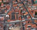 Bild: Bernd Georgi
Derzeit der Punkt, um den sich die Diskussionen zur Stadtpolitik bevorzugt drehen: die Bahnhofstraße an der Stelle, wo sie vom Forum-Areal (oben) und dem Bürgerspitalgelände (unten) flankiert wird. Aus der Luft wird auch offensichtlich, was laut Ulrich Schmid dem (aktuell noch leeren) Bürgerspitalareal fehlt, um als 1a-Fläche gelten zu können: der unmittelbare Zugang zur Bahnhofstraße. „Dadurch ist es vom Filetstück zum Hinterlieger-Grundstück geworden.“