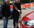 Bild: gf
Den Stopp genau auf der Start-Ziel-Linie kontrollieren hier ASC-Vorsitzender Hans Bohmann (links) und Bürgermeister Michael Göth (rechts).