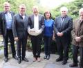 Bild: Stadt Tirschenreuth
Konrad Zant feierte seinen 70. Geburtstag. Im Bild der Jubilar (Dritter von links) mit Ehefrau Luise sowie (von links) Dritter Bürgermeister Norbert Schuller, Bürgermeister Franz Stahl und (von rechts) Stadtrat Karl Berr und Zweiter Bürgermeister Peter Gold.