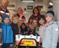 Bild: jr
Bereitschaftsleiter Hugo Hofmann und Rettungsassistentin Corinna Reuß (Mitte) zeigten den Vorschulkindern das Innenleben eines BRK-Rettungswagens. Mit dabei Kinderhausleiterin Imke Steinert. Wichtig war den BRK-Verantwortlichen, die Notrufnummer 112, damit diese verinnerlicht wird.