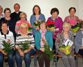 Bild: R. Kreuzer
Der Frauenbund St. Elisabeth ehrt seine Mitglieder. Pfarrer Peter Brolich gratuliert.