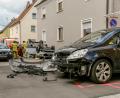 Bild: Hösamer
Der Kleinbus (im Hintergrund) nahm dem Opel (im Vordergrund) in der Friedrich-Wilhelm-Weber-Straße die Vorfahrt. In Folge des Zusammenstoßes wurde der Bus ausgehebelt und landete auf dem Dach. Drei Personen wurden verletzt.