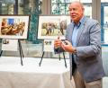 Bild: Frederic Glaser
Bürgermeister Roland Strehl ist beeindruckt von den Bildern zur Foto-Ausstellung „Heldenhafte Mittelschule Kümmersbruck“. Er lobte die Schüler für ihre Kreativität.