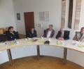 Bild: ibj
Zufrieden mit der Sicherheitslage in den drei Gemeinden waren bei ihrer gemeinsamen Besprechung (von links) Polizeihauptkommissar Peter Krämer, Erster Polizeihauptkommissar Michael Kernebeck sowie die Bürgermeister Roger Hoffmann (Poppenricht), Bernhard Lindner (Hahnbach) und Peter Dotzler (Gebenbach).