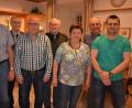 Bild: jr
Verdiente Mitglieder zeichnete der Männergesangverein Konnersreuth aus. Unser Bild zeigt (von links) Edgar Wenisch, Bürgermeister Max Bindl, Markus Hecht, Chorleiter Josef Rosner, Luitgard Neumann, Vorsitzender Kosmas Pflaum und Wirt Andreas Neumann.