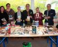 Bild: wro
Neuen Hör- und Lesestoff gibt es in der Gemeindebücherei. Beim Tag der offenen Tür schauten auch Bürgermeister Toni Dutz (Vierter von rechts) und sein Stellvertreter Fritz Holm (Zweiter von rechts) vorbei.