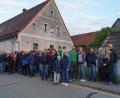 Bild: du
Eine Aufnahme mit Seltenheitswert: Alle Teilnehmer des Rundgangs durch die Schirmitzer Geschichte stellen sich vor dem "Denkmal der ländlichen Hofkultur" (Hofmeisterhaus) in der Bauerngasse zum Erinnerungsfoto auf.