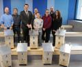 Bild: exb/ Hans Prechtl, Landratsamt Schwandorf
Fachbetreuer Thomas Heiland, Sicherheitsbeauftragter Adolf Bindl, Landrat Thomas Ebeling, Naturschutzwächter Markus Haas, die Schülerinnen Julia Färber und Lea Frankerl, das Mitglied der erweiterten Schulleitung Armin Erben und Schülerin Anita Silvestri (von links) freuen sich über die gelungenen zwölf großen Nistkästen für die geschützten Hornissen.