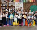 Bild: do
Das "Mathe-Känguru" ist auch zu Besuch in der Grundschule am Rauhen Kulm in Speinshart. 26 Kinder der 3. und 4. Klasse - im Bild mit Klassenlehrerin Johanna Römisch (links) - beteiligten sich am Wettbewerb, der deutschlandweit fast eine Million Schüler zum Knobeln mit Zauberwürfeln und Zahlen animiert.