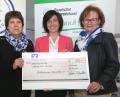 Bild: Hirsch
Für den Förderverein „Pallicura“ erhielten Sonja Kellner (links) und Monika Kagerer (rechts) eine Spende von Kreisbäuerin Sabine Schindler.