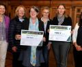 Bild: Stephan Huber
Eine „Aktionärs-Versammlung“ der ganz sozialen Art. Im Bild von links: Catherine Dill (Leiterin Freiwilligenagentur), Andrea Gleißner-Schiml (Soroptimist), Susan Batten-Seidl (Soroptimist), Beate Mastel (Leiterin Insektenprojekt), Viola Vogelsang-Reichl (Oberpfalz-Medien), Jennifer Streble (Stadtverwaltung) und Bürgermeister Martin Preuß.