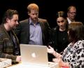 Bild: -
Prinz Harry (2.v.l.) und Herzogin Meghan mit Freiwilligen von „Shout“. Foto: -/Shout/AP/