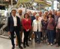 Bild: Nicole Koller
Franz Wagner (links) organisierte den Ausflug nach Weiden, Sabine Lang (Dritte von links) führte die Amberger Reservisten und ihre Ehefrauen durch das Druckzentrum von Oberpfalz-Medien.